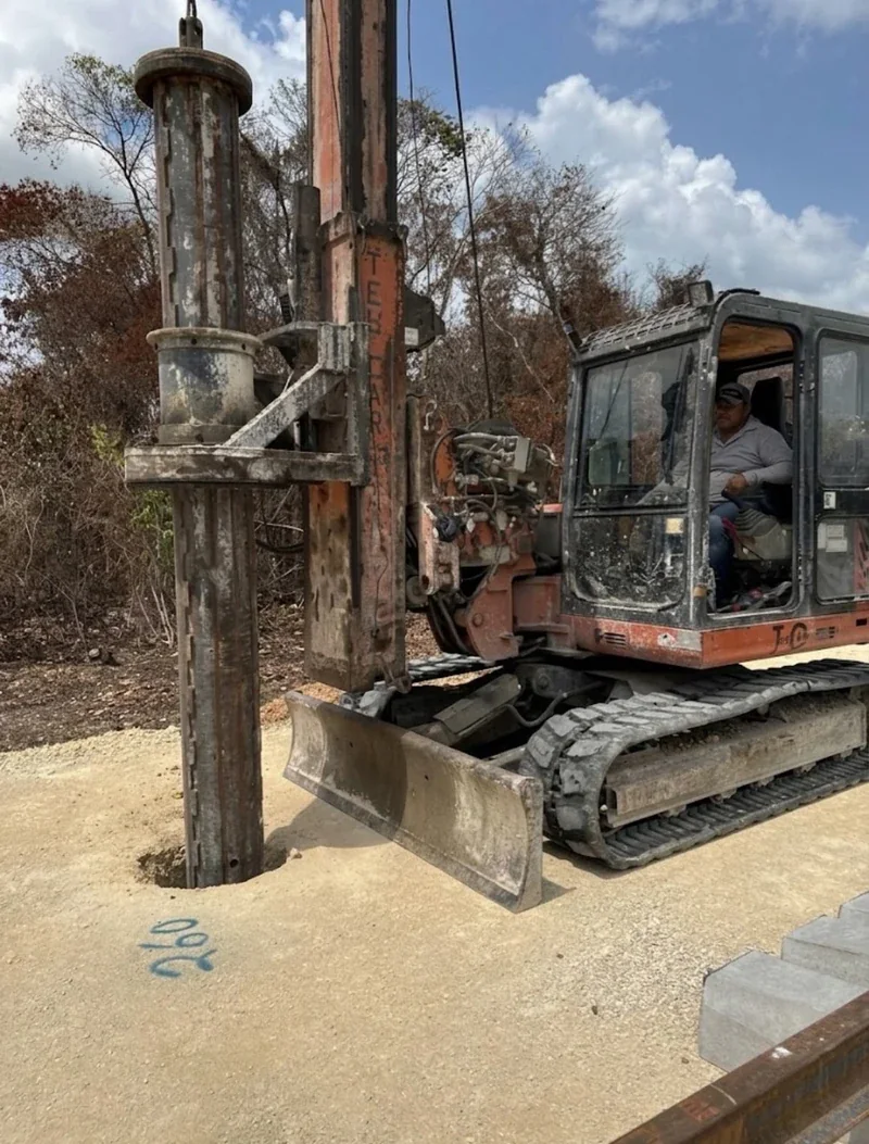 Tren Maya · detalle del cabezal, mástil y cabina de la perforadora compacta para catenarias